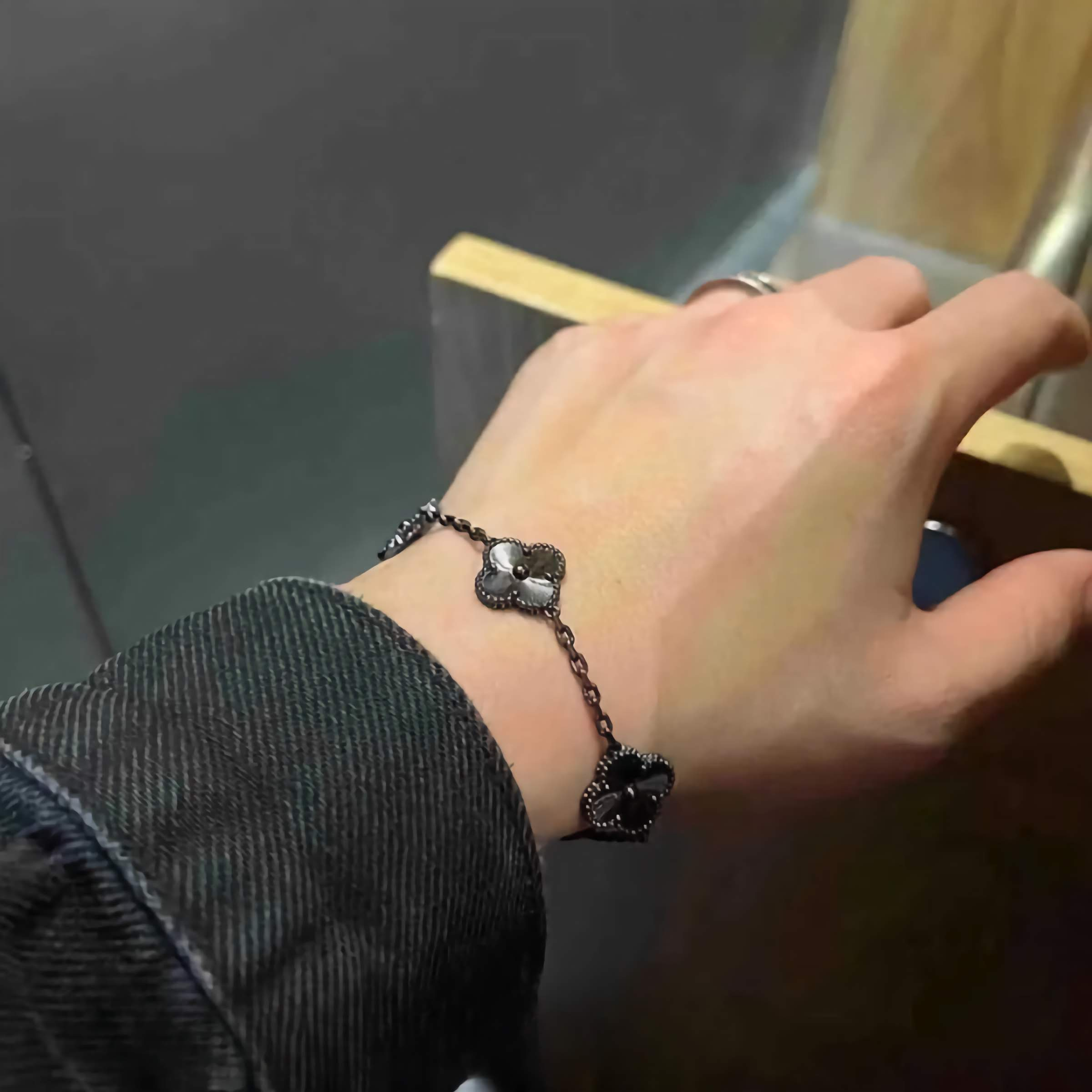 Pulsera Tréboles Negros con Textura - 100% Acero Bañado en Rodio Negro