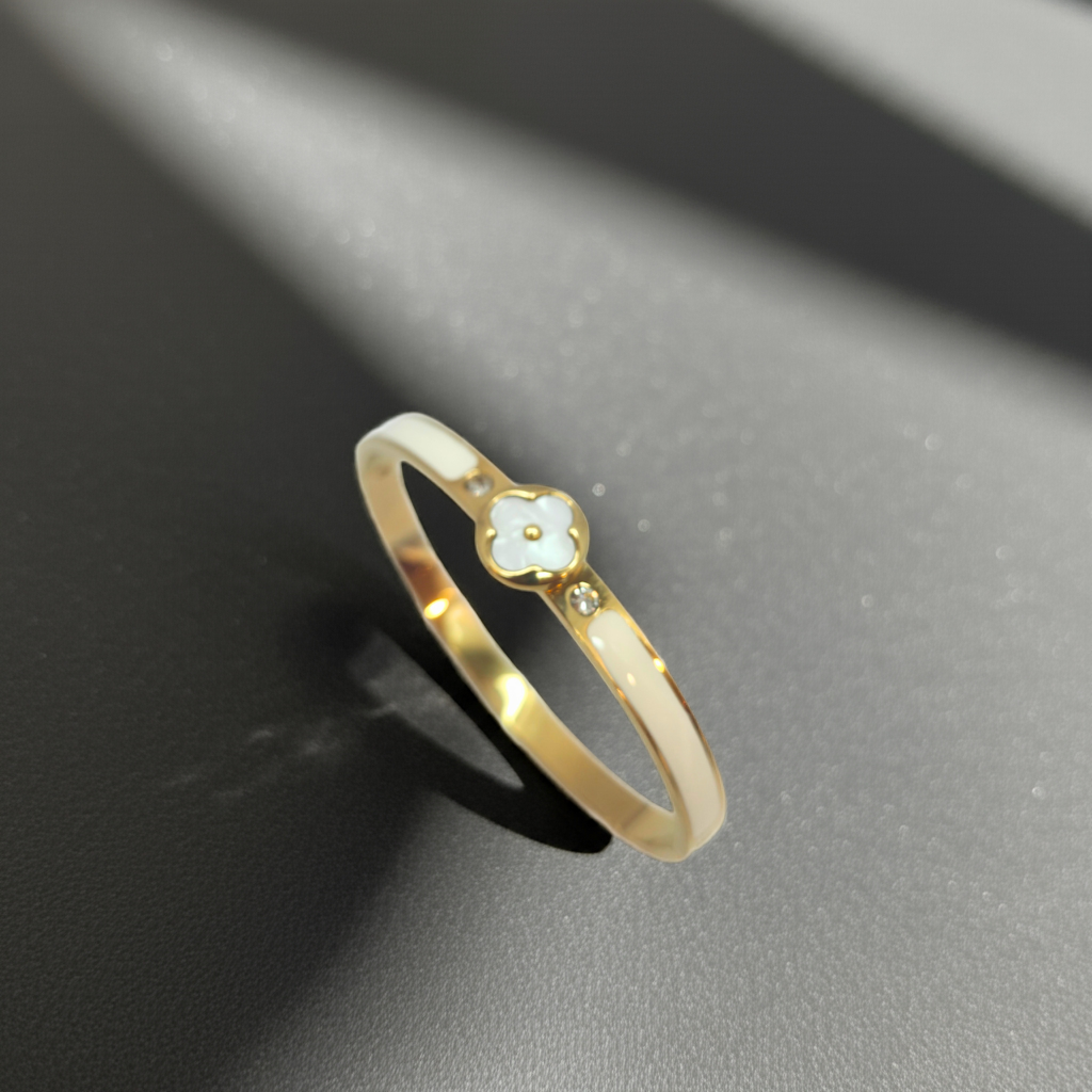 Bracelet rigide avec trèfle en nacre et zircone, détails émaillés blancs - 100 % acier plaqué or 18 carats