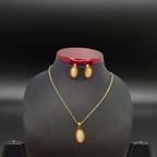 Conjunto de Joyas Clásico con Ojo de Gato Blanco - Pendientes y Collar 100% Acero Bañado en Oro de 18K