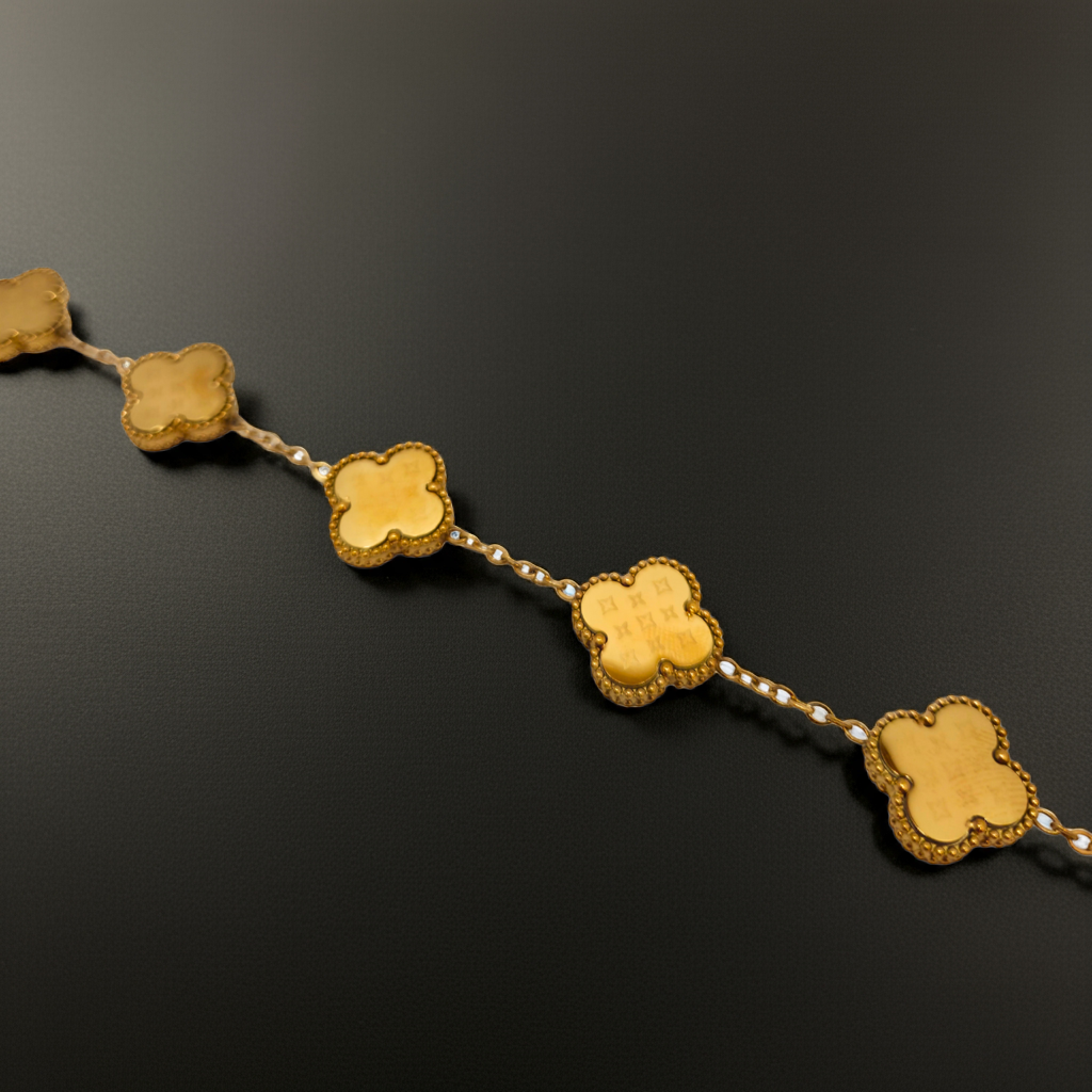 Pulsera de Trébol Dorada con Patrón Grabado 100% Acero Bañado en Oro 18K
