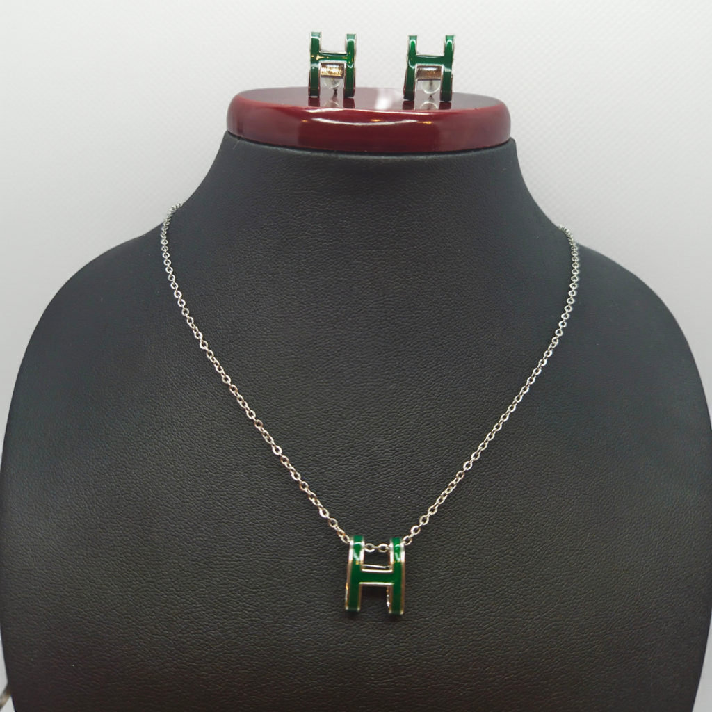 Conjunto Collar y Pendientes con Diseño de Letra 'H' Esmaltada Verde - 100% Acero Bañado en Rodio