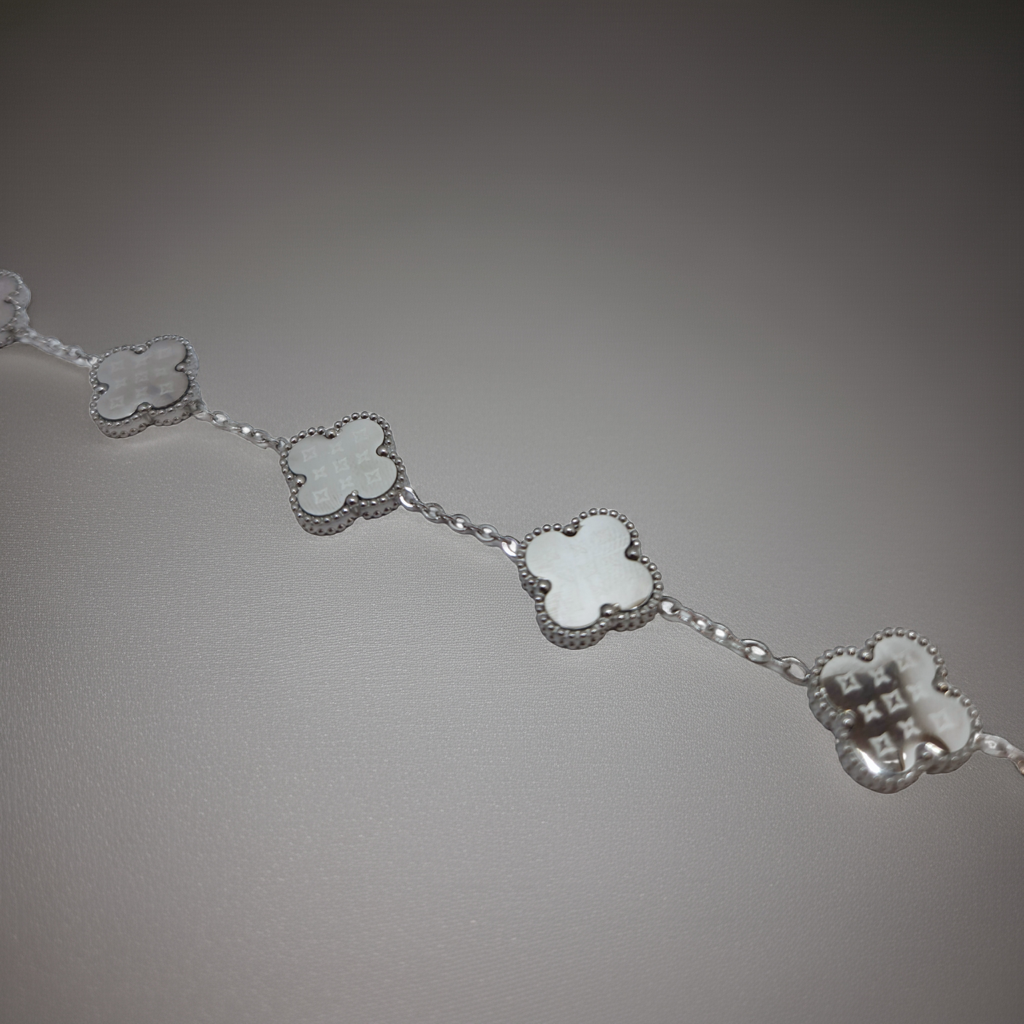 Pulsera de Trébol Plateada con Nácar Blanco y Patrón 100% Acero Inoxidable