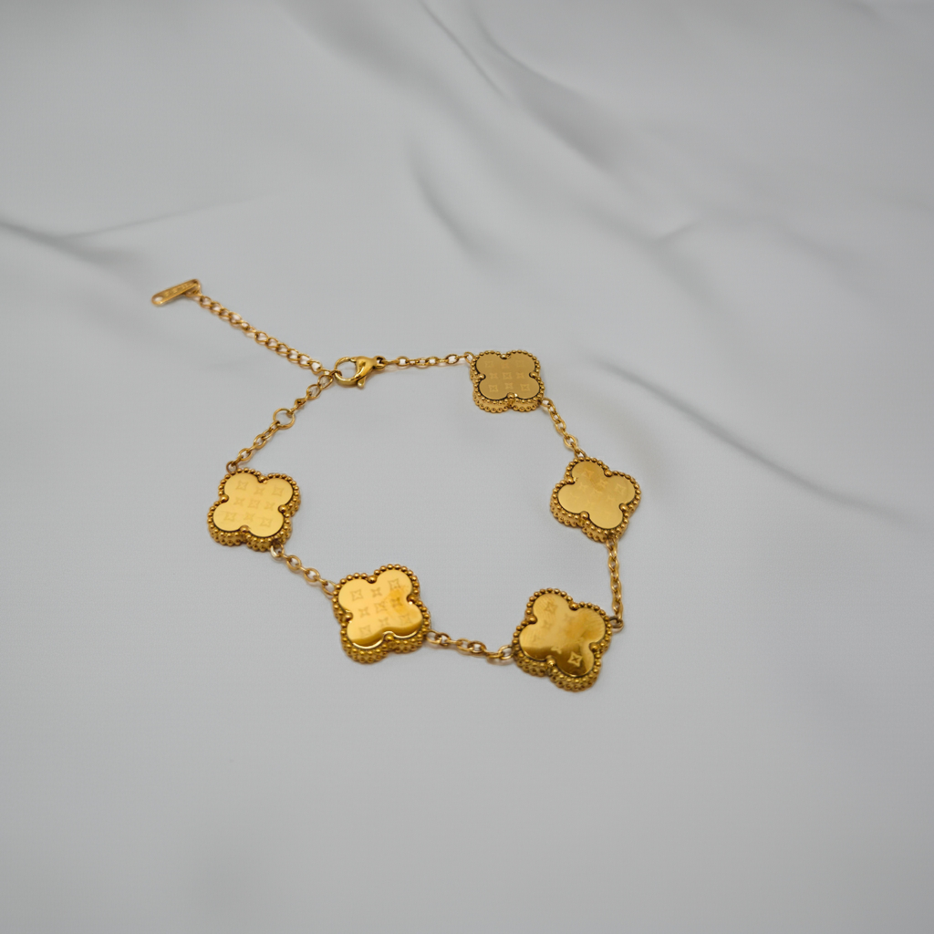 Pulsera de Trébol Dorada con Patrón Grabado 100% Acero Bañado en Oro 18K