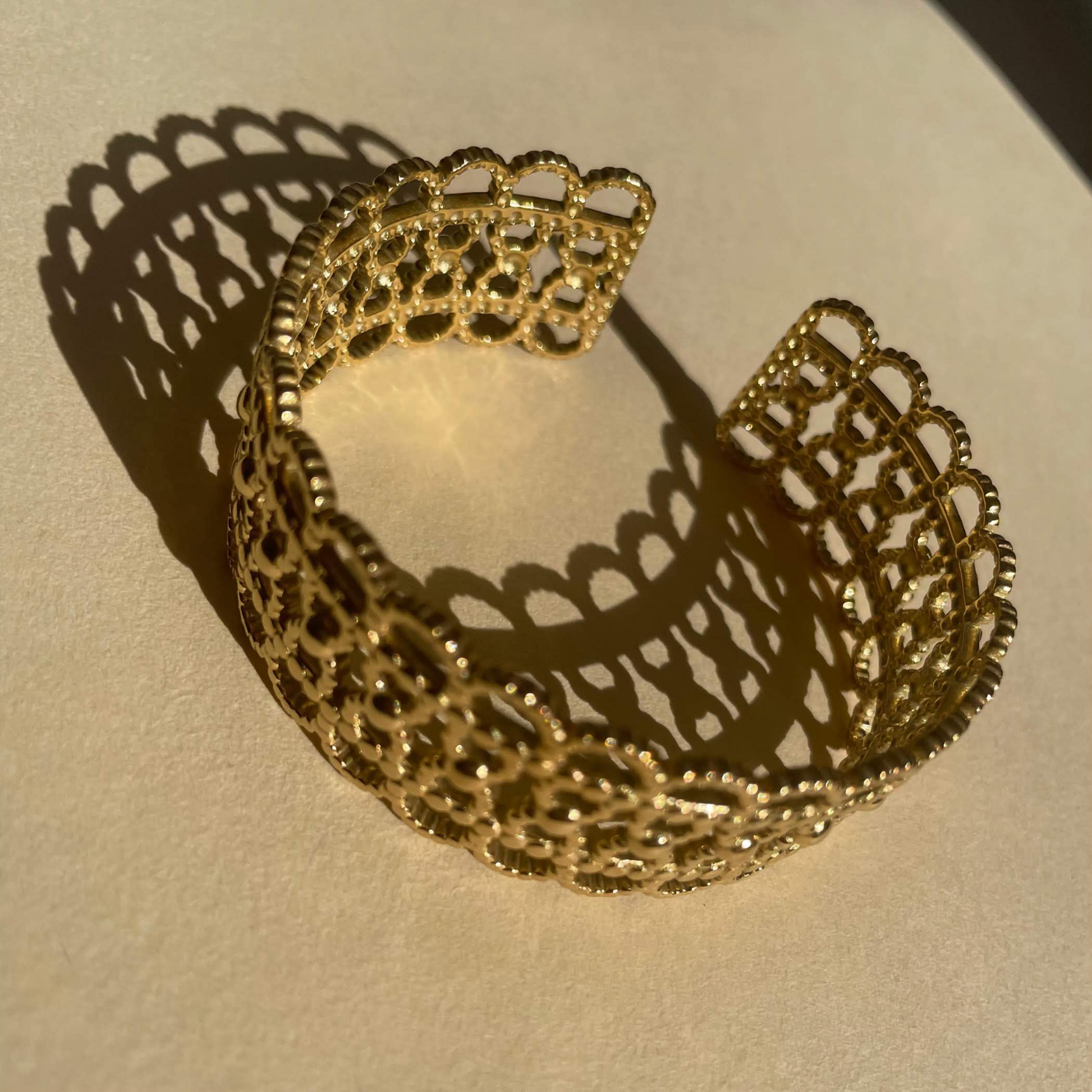 Bracelet jonc 100 % acier plaqué or 18 carats avec motif filigrane ajouré