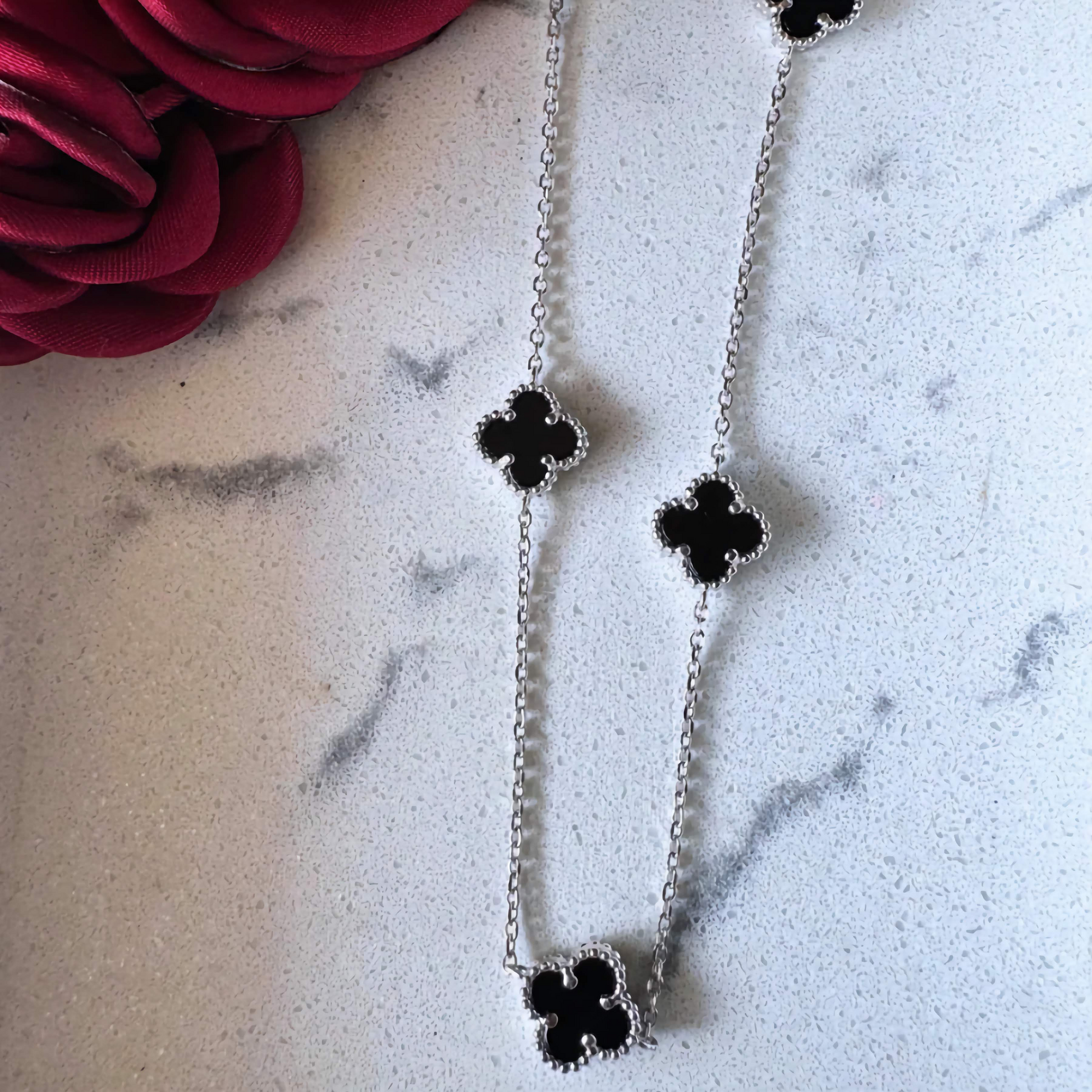 Collar Largo de Tréboles Negros - 100% Acero Bañado en Plata
