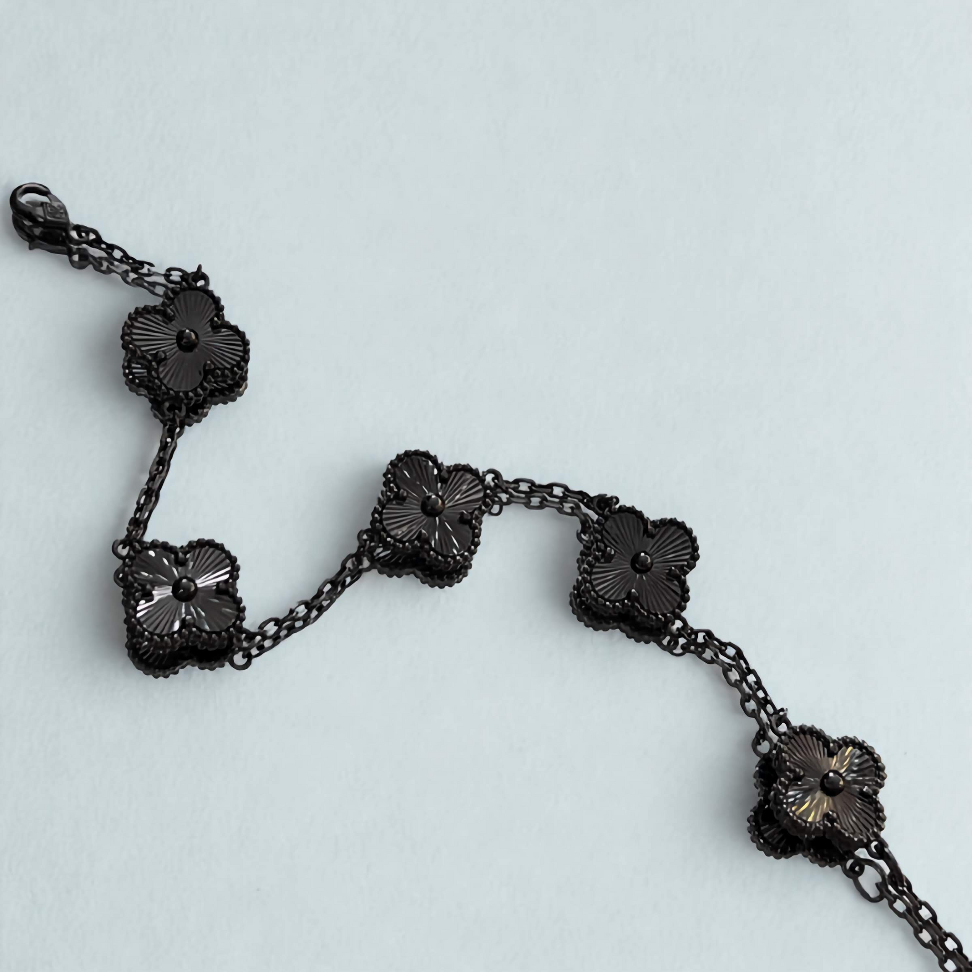 Pulsera Tréboles Negros con Textura - 100% Acero Bañado en Rodio Negro