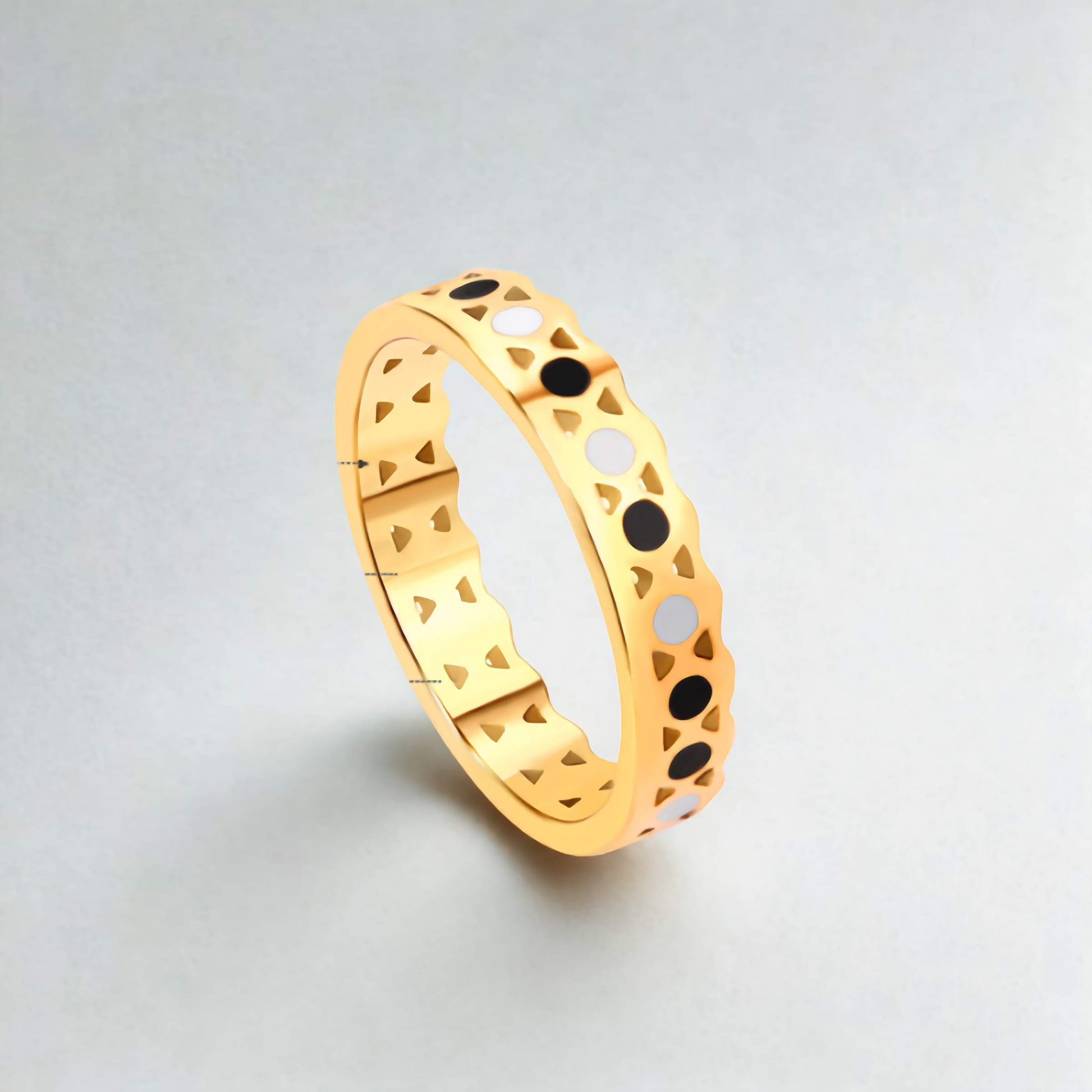 Bague ajourée avec cercles émaillés noirs et blancs - Acier inoxydable plaqué or