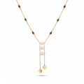 Collar estilo corbata de acero bañado en oro 18k PVD con perlas centrales cristales de colores y dijes de corazón hecho en Portugal.
