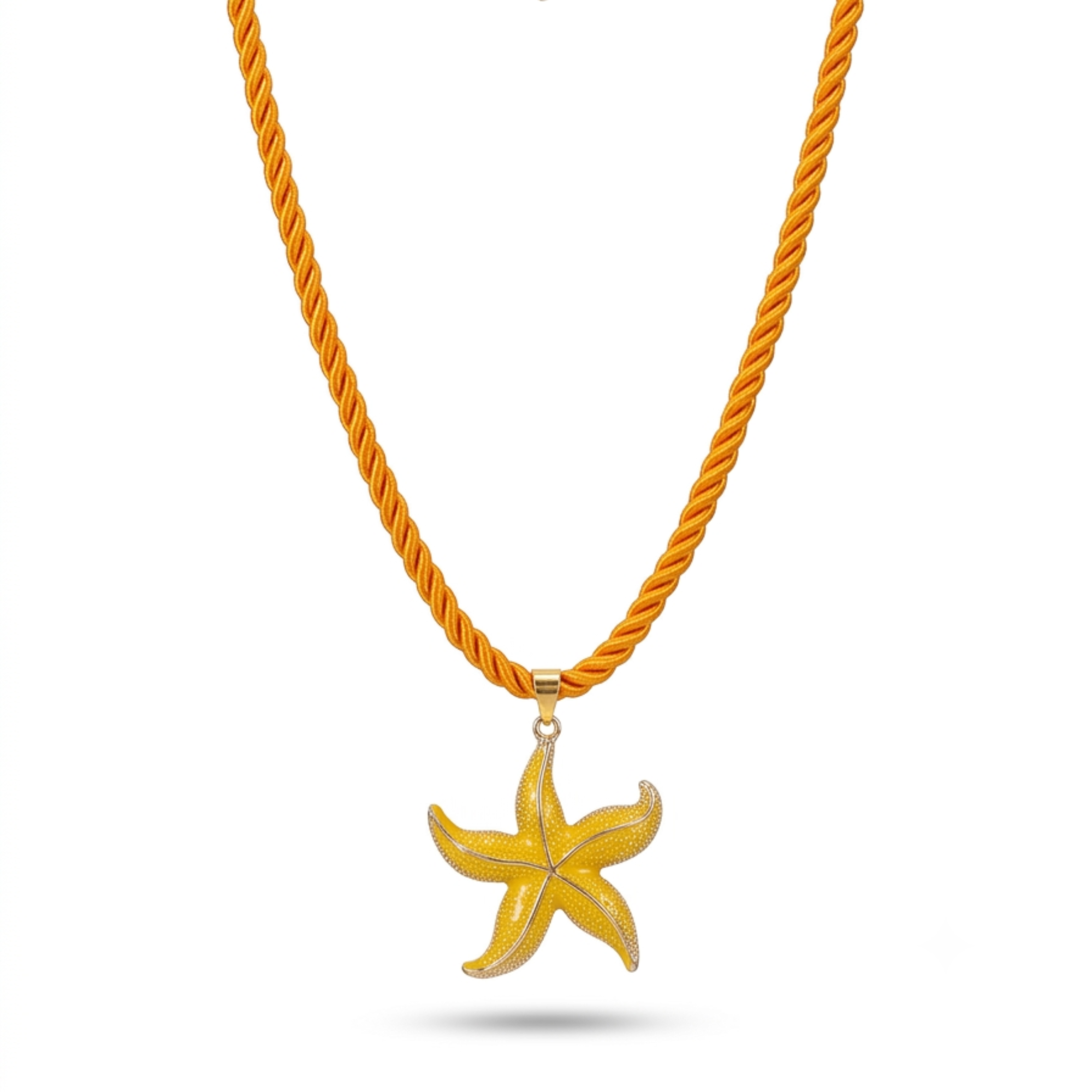 Gargantilla de cordón trenzado satinado en color amarillo mostaza con colgante de estrella de mar esmaltada y cierre regulable de acero dorado, hecho en España.