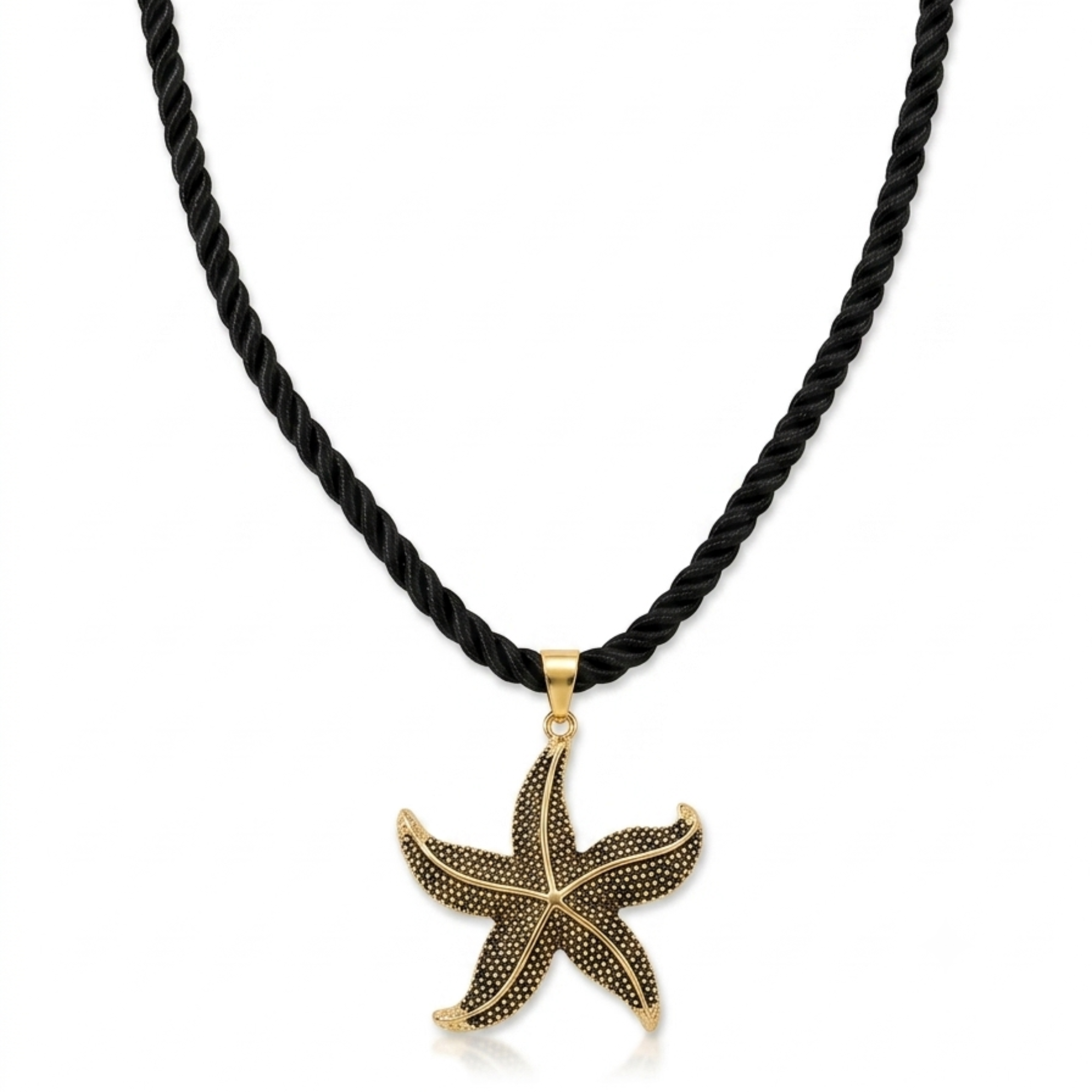 Gargantilla de cordón trenzado satinado en color negro con colgante de estrella de mar texturizada dorada y cierre regulable de acero, hecho en España.