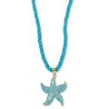 Gargantilla de cordón trenzado satinado en azul turquesa con colgante de estrella de mar esmaltada y enganche de acero dorado, hecho en España.