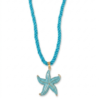 Gargantilla de cordón trenzado satinado en azul turquesa con colgante de estrella de mar esmaltada y enganche de acero dorado, hecho en España.