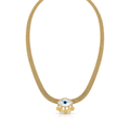 Gargantilla de cadena de malla plana de acero chapada en oro de 18k con un amuleto central de ojo turco en nácar blanco y cinco medallas doradas colgantes, hecha en España.