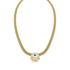 Gargantilla de cadena de malla plana de acero chapada en oro de 18k con un amuleto central de ojo turco en nácar blanco y cinco medallas doradas colgantes, hecha en España.