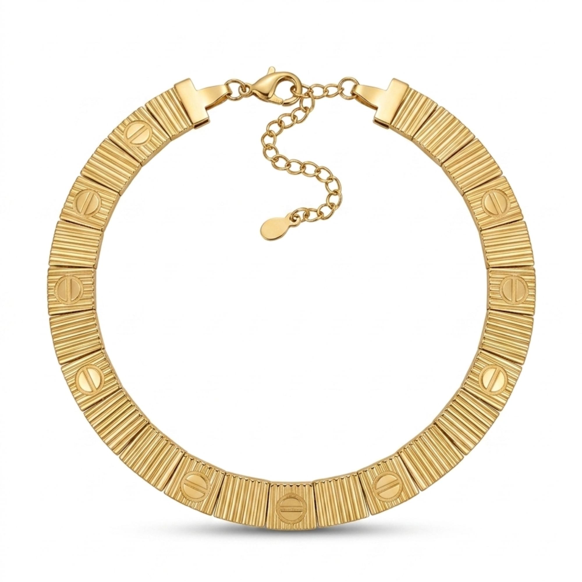 Gargantilla rígida articulada de acero con placas doradas chapada en oro de 18k, alternando texturas estriadas y motivos circulares con línea central grabada, hecha en Francia.