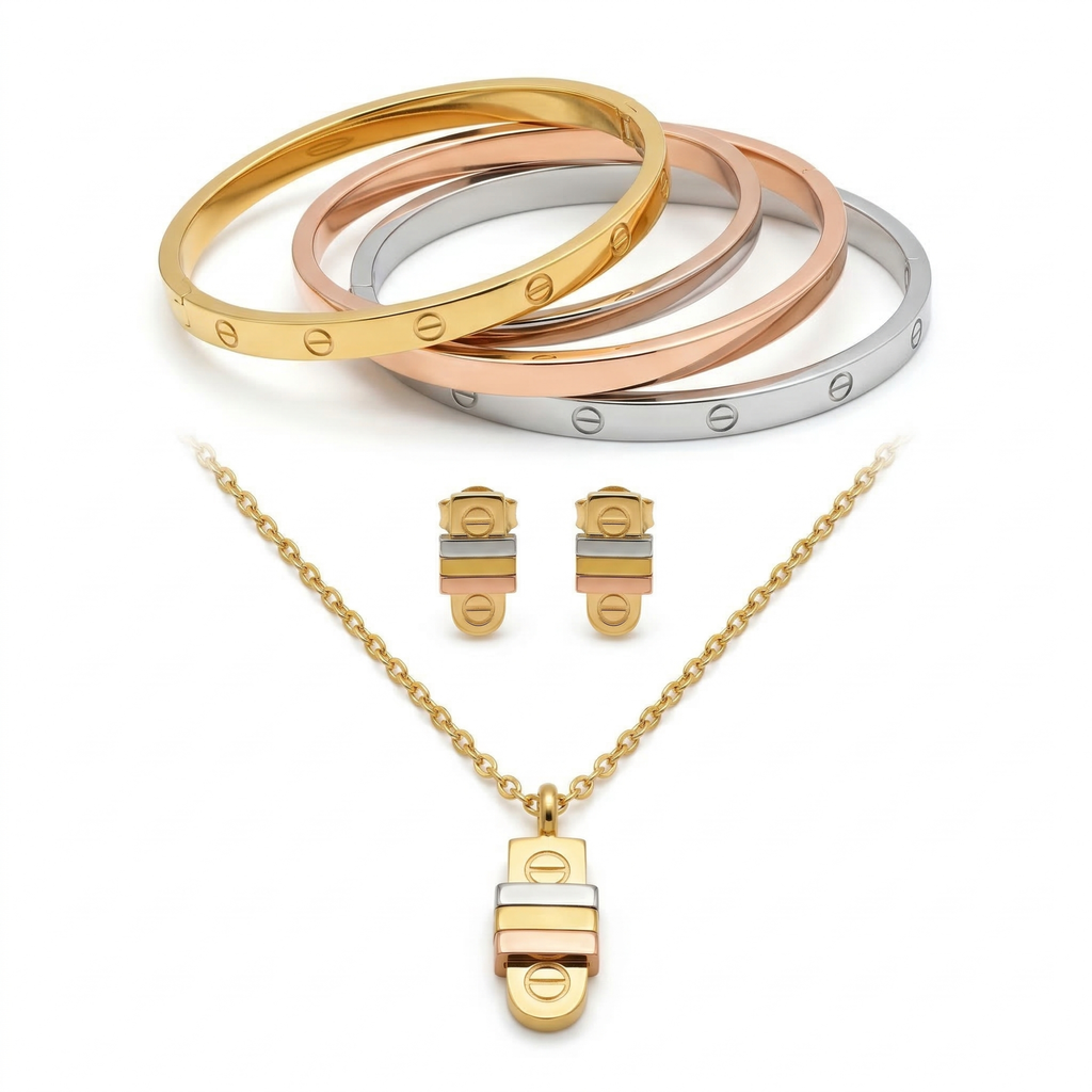 "Imagen de un juego completo de joyería de lujo sobre fondo blanco. El set incluye tres brazaletes rígidos apilables (en oro amarillo, oro rosa y plata/acero) con el icónico diseño de tornillos grabados. Debajo hay un par de pendientes de botón tricolor y un collar con un colgante tricolor stacked a juego en una cadena dorada. El material es acero con baño de oro de 18K. Fabricado en Francia."