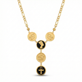 Collar de mujer con amuletos egipcios (Ojo de Horus, Nefertiti y Ankh) en acero bañado en oro de 18K, fabricado en España.