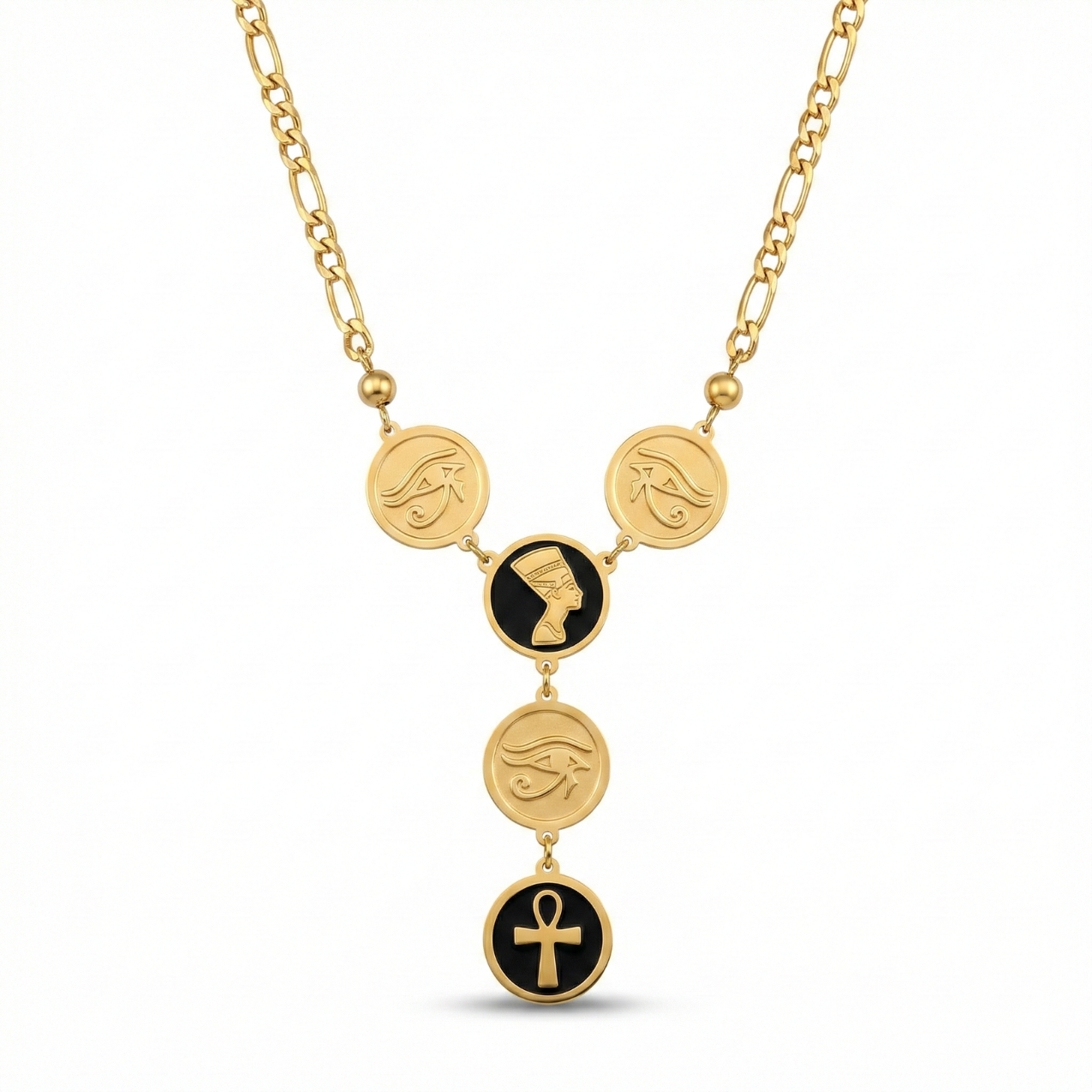 Collar de mujer con amuletos egipcios (Ojo de Horus, Nefertiti y Ankh) en acero bañado en oro de 18K, fabricado en España.