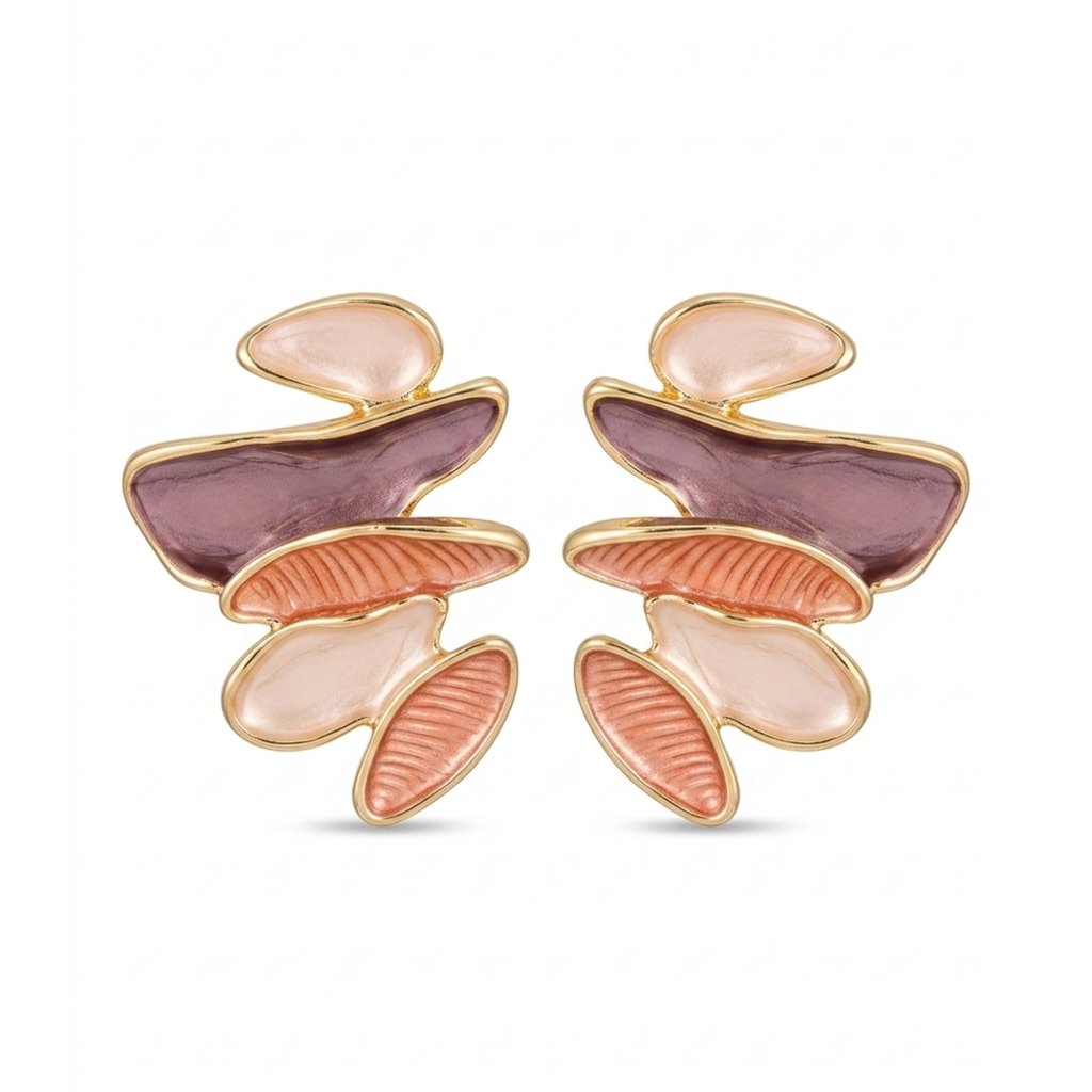 Pendientes de diseño abstracto esculpido con baño de oro de 18K y piezas acrílicas superpuestas en tonos rosa, malva y coral, hechos en España.