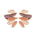 Pendientes de diseño abstracto esculpido con baño de oro de 18K y piezas acrílicas superpuestas en tonos rosa, malva y coral, hechos en España.