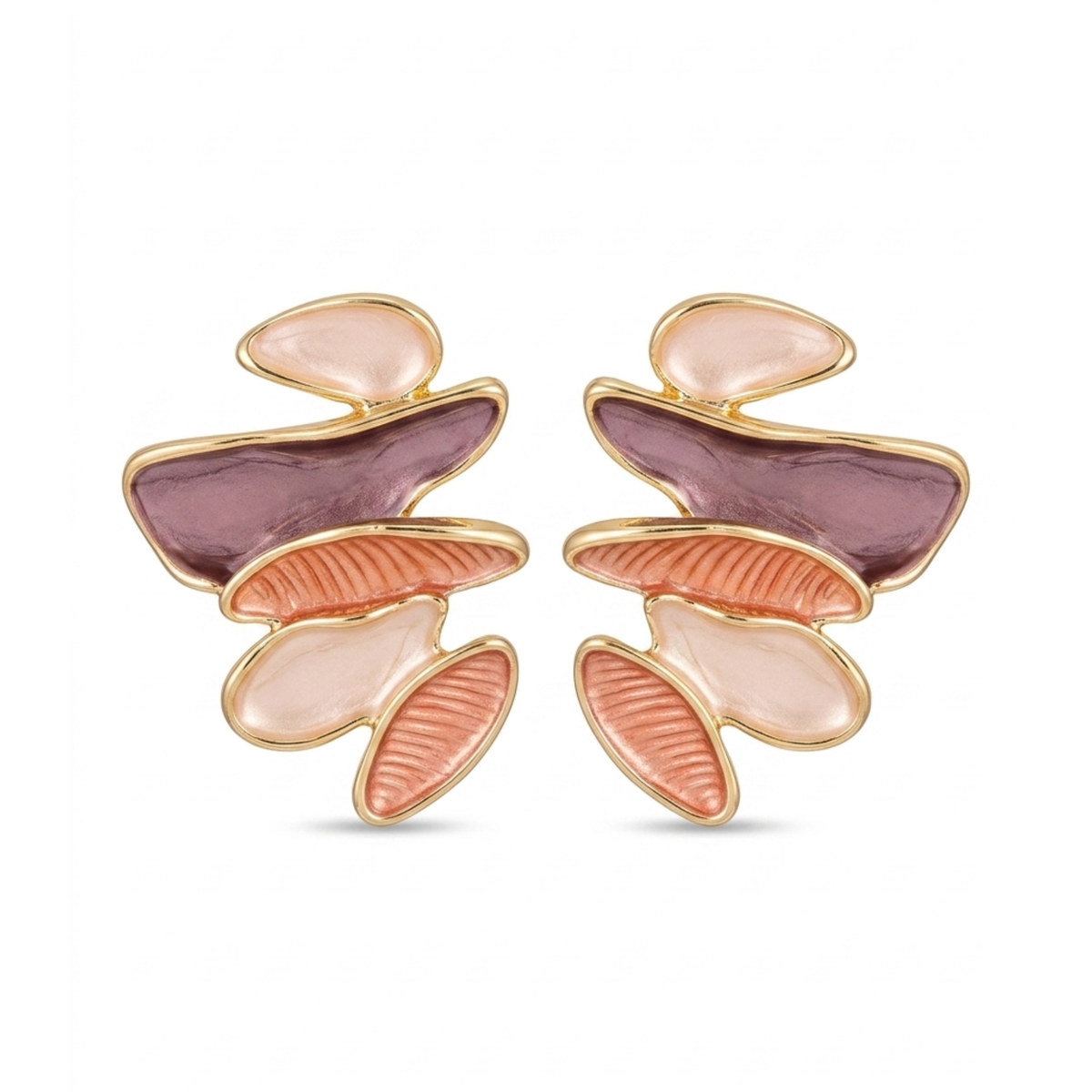 Pendientes de diseño abstracto esculpido con baño de oro de 18K y piezas acrílicas superpuestas en tonos rosa, malva y coral, hechos en España.