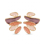 Pendientes de diseño abstracto esculpido con baño de oro de 18K y piezas acrílicas superpuestas en tonos rosa, malva y coral, hechos en España.