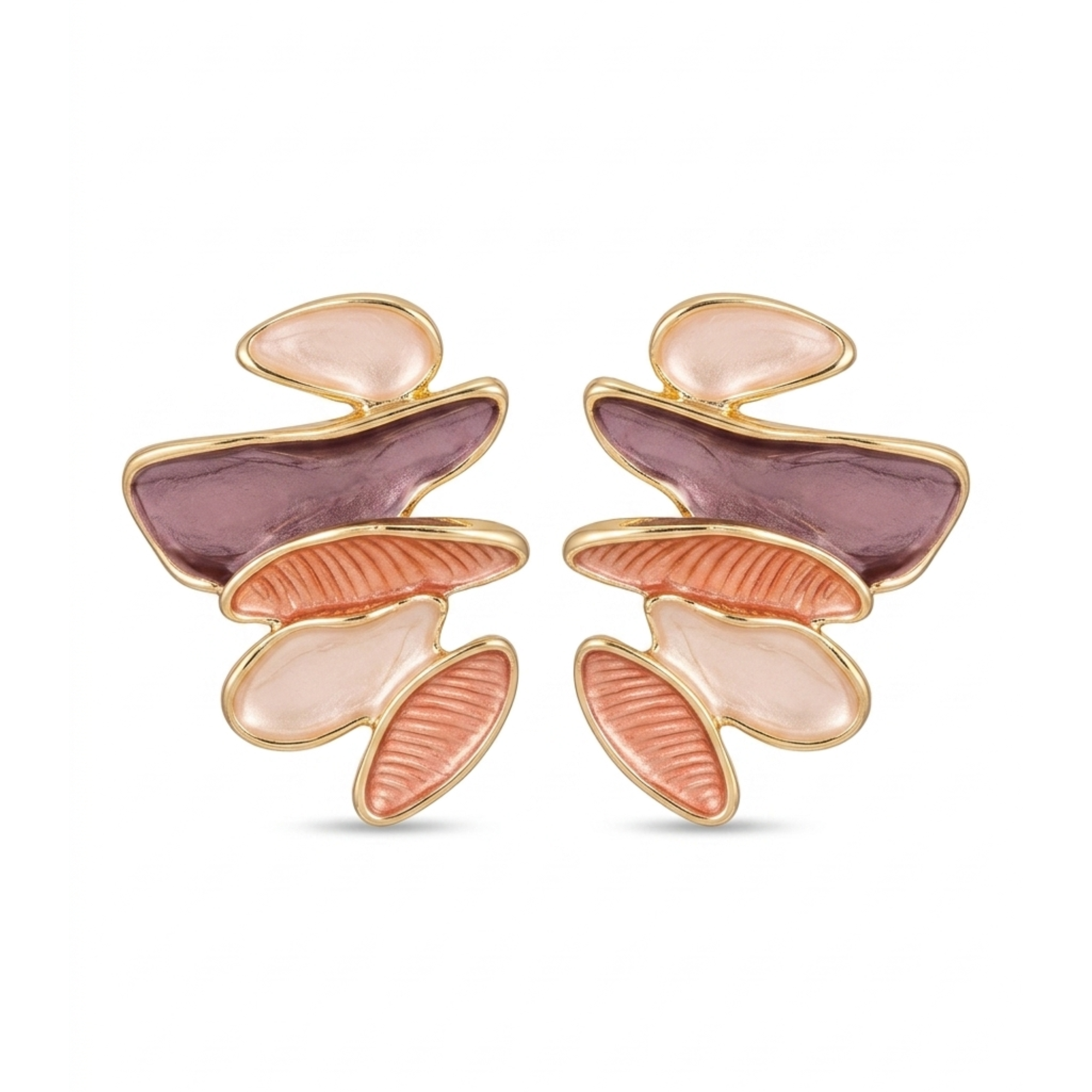 Pendientes de diseño abstracto esculpido con baño de oro de 18K y piezas acrílicas superpuestas en tonos rosa, malva y coral, hechos en España.