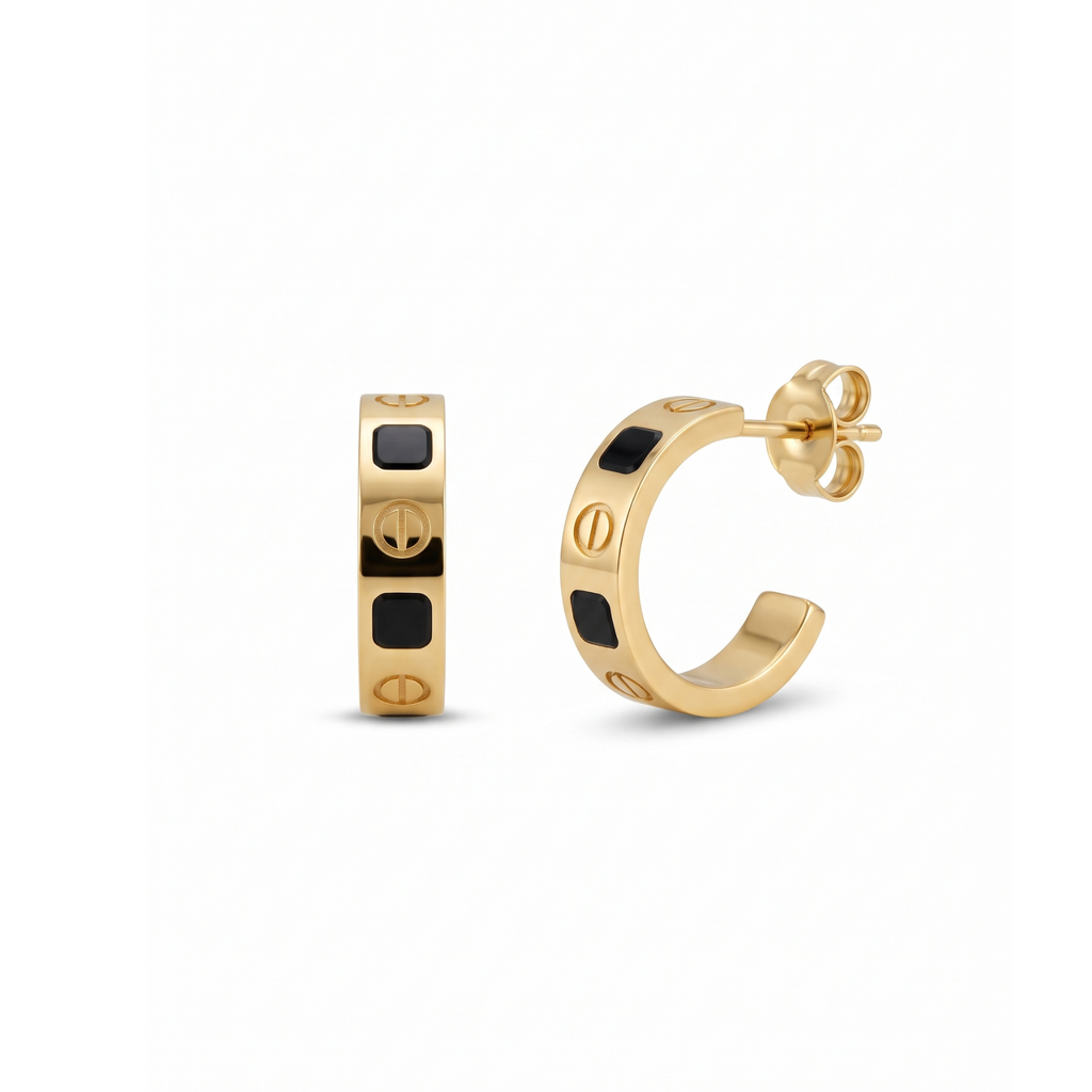 Pendientes de medio aro en acero bañado en oro de 18K PVD con detalles geométricos de esmalte negro, hechos en Egipto.