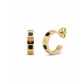 Pendientes de medio aro en acero bañado en oro de 18K PVD con detalles geométricos de esmalte negro, hechos en Egipto.
