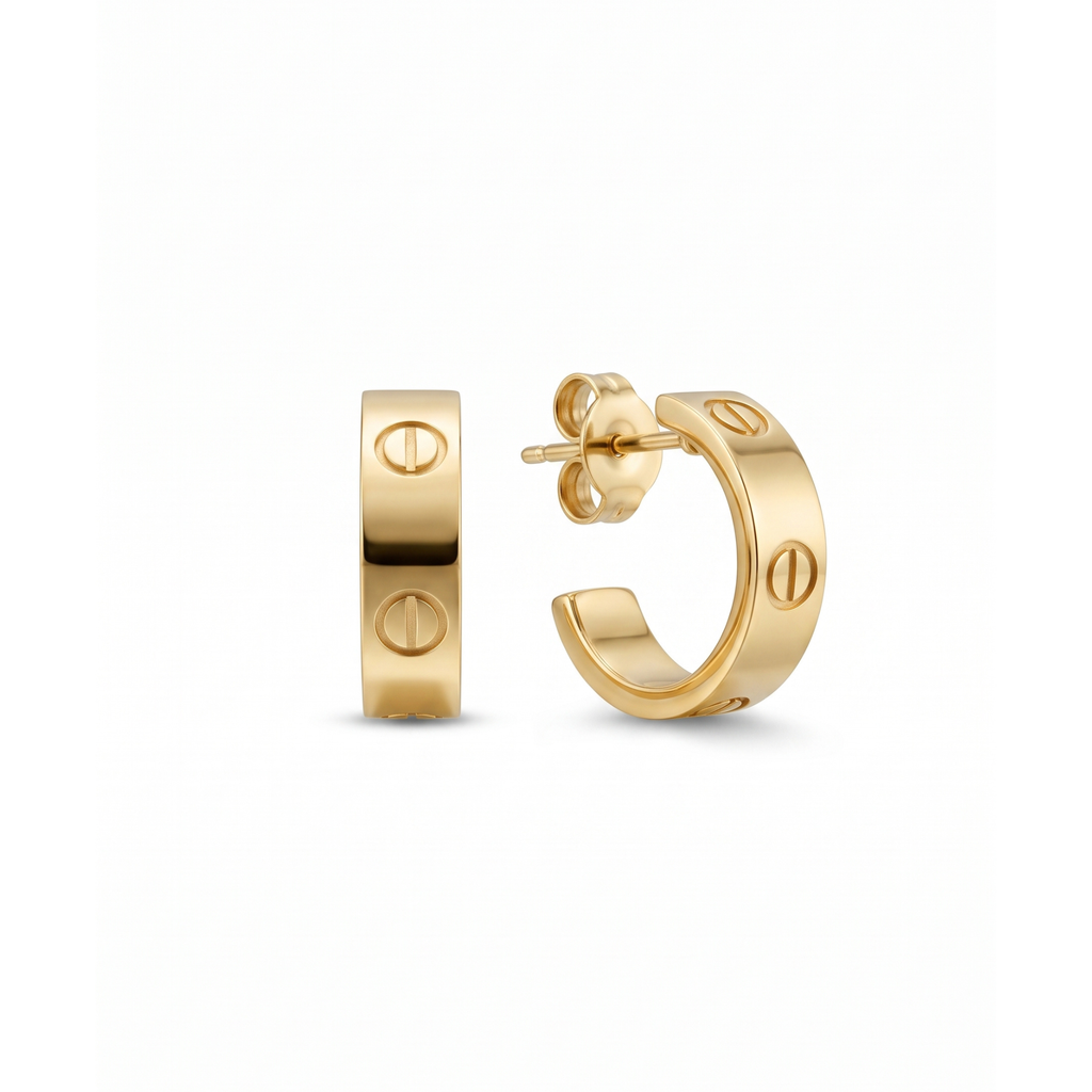Pendientes de medio aro en acero bañado en oro de 18K PVD con motivos circulares grabados, hechos en Egipto.