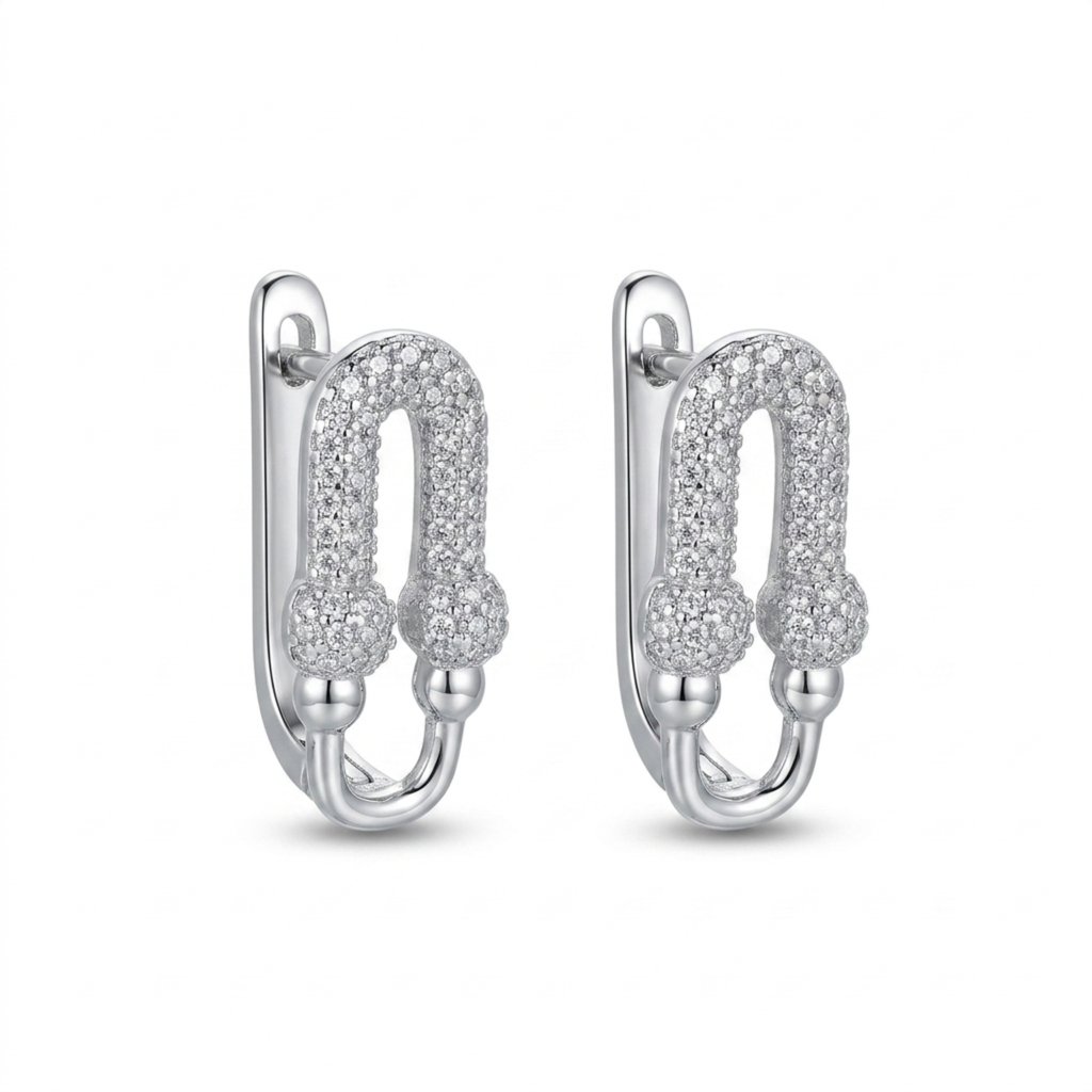 Pareja de pendientes de acero tipo aro alargado estilo eslabón chapados en oro blanco de 18k, decorados con pavé de circonitas brillantes y detalles de esferas, hechos en España.