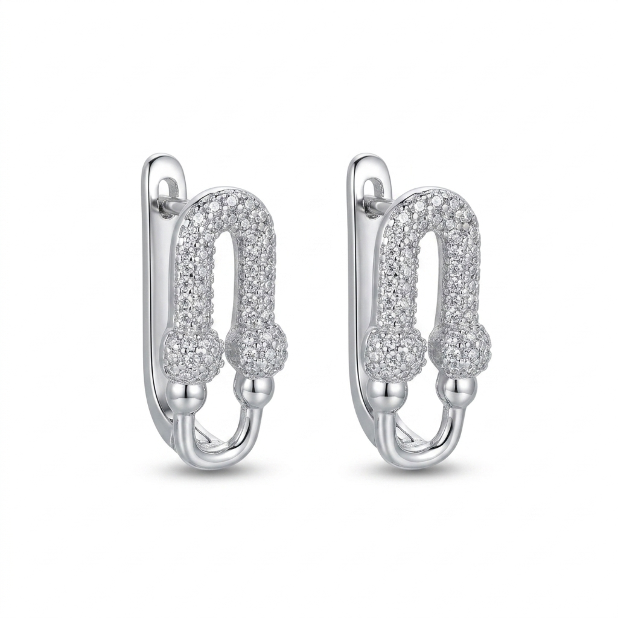 Pareja de pendientes de acero tipo aro alargado estilo eslabón chapados en oro blanco de 18k, decorados con pavé de circonitas brillantes y detalles de esferas, hechos en España.