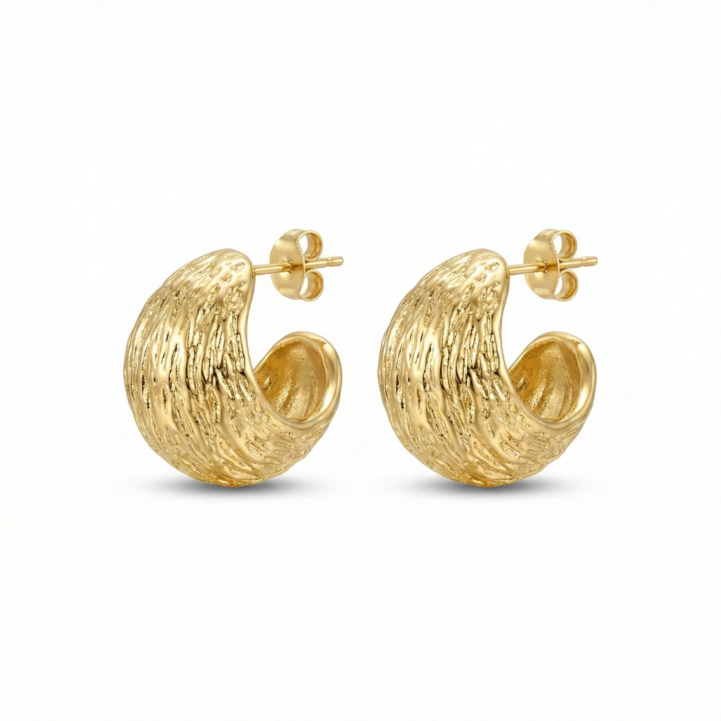 Pendientes de aro anchos para mujer en acero bañado en oro de 18K con textura orgánica rugosa, hechos en España.