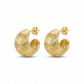 Pendientes de aro anchos para mujer en acero bañado en oro de 18K con textura orgánica rugosa, hechos en España.