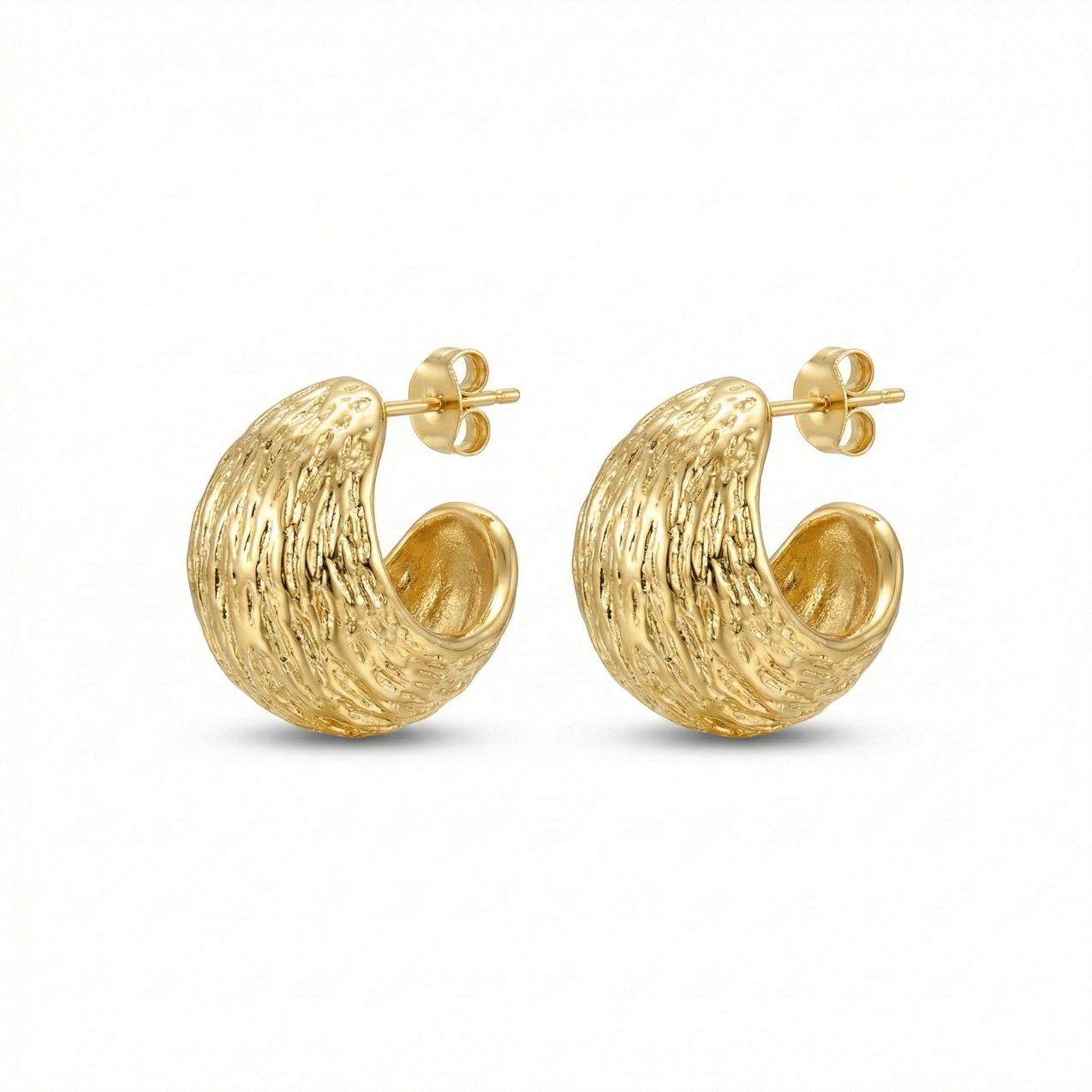 Pendientes de aro anchos para mujer en acero bañado en oro de 18K con textura orgánica rugosa, hechos en España.
