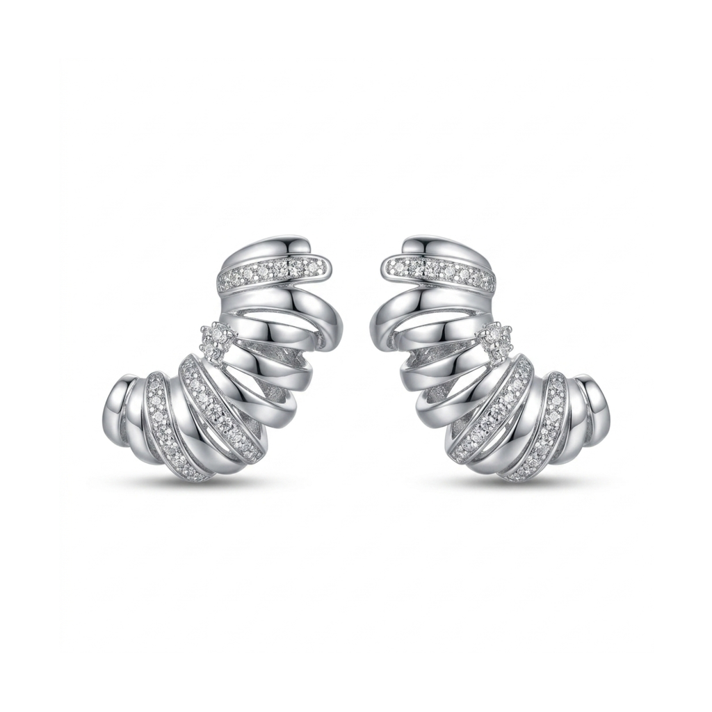 Pareja de pendientes de acero tipo aro escultórico chapados en oro blanco de 18k, con diseño multibanda ondulado alternando carriles lisos y con pavé de circonitas brillantes, hechos en España.