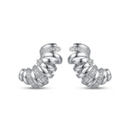 Pareja de pendientes de acero tipo aro escultórico chapados en oro blanco de 18k, con diseño multibanda ondulado alternando carriles lisos y con pavé de circonitas brillantes, hechos en España.