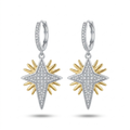 Pendientes colgantes de acero tipo aro con pavé de circonitas y dije de estrella polar bicolor, con rayos en oro de 18k y estrella brillante en oro blanco, hechos en España.