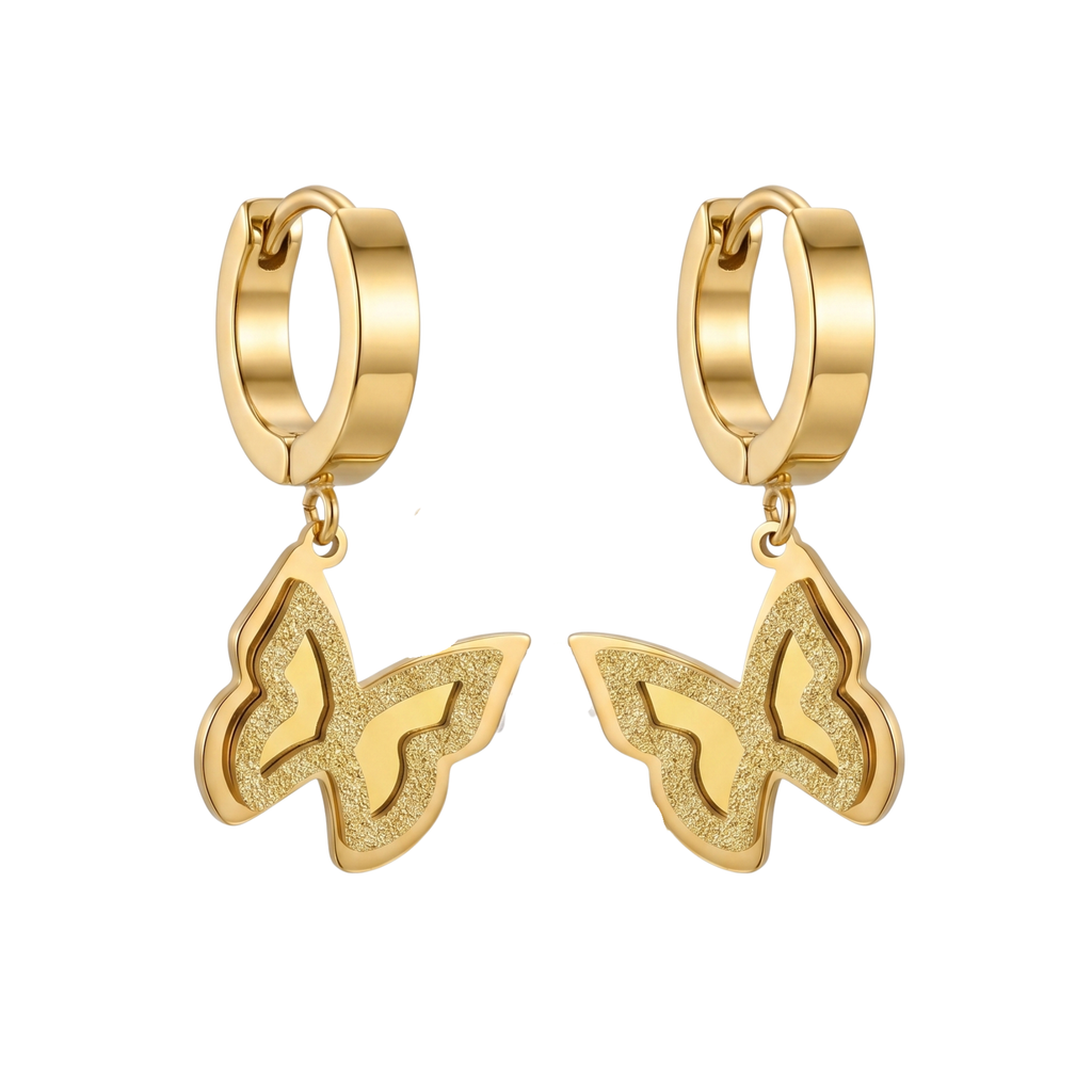 Pendientes de aro dorado estilo huggie con colgante de mariposa de doble capa texturizada de acero inoxidable con baño de oro de 18k PVD hechos en España.