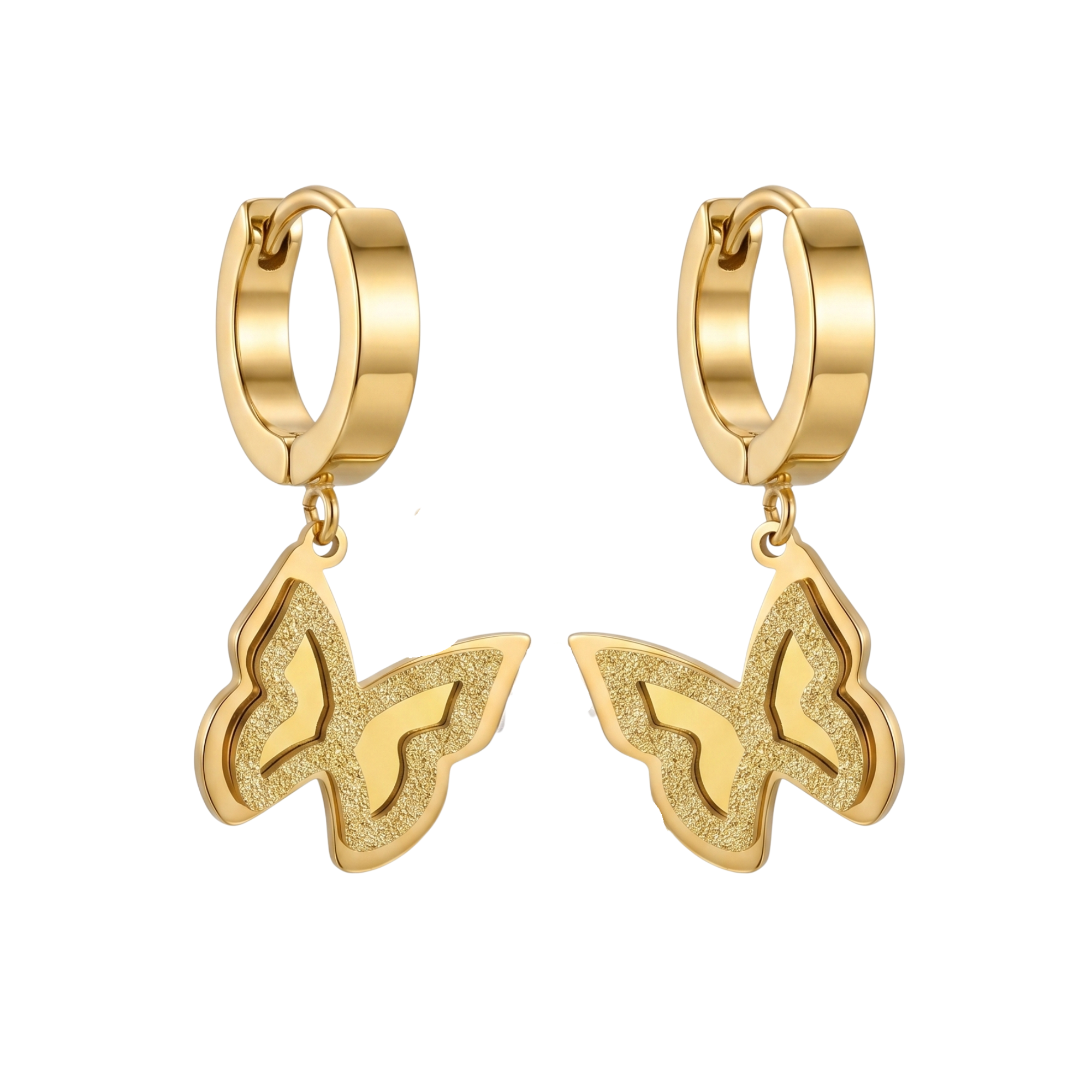 Pendientes de aro dorado estilo huggie con colgante de mariposa de doble capa texturizada de acero inoxidable con baño de oro de 18k PVD hechos en España.