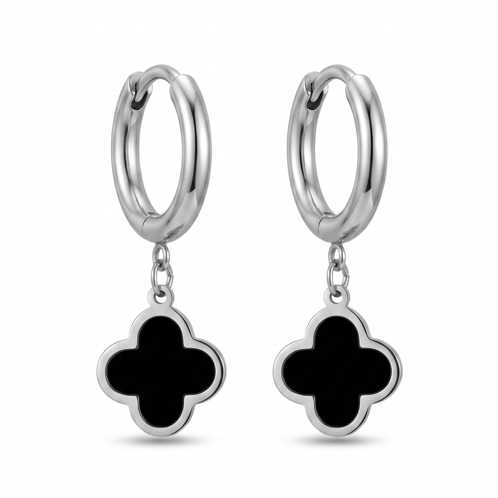 Pendientes de aro plateado estilo huggie con colgante de trébol negro de acero inoxidable con baño de oro de 18k PVD hechos en España.