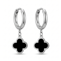 Pendientes de aro plateado estilo huggie con colgante de trébol negro de acero inoxidable con baño de oro de 18k PVD hechos en España.