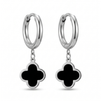 Pendientes de aro plateado estilo huggie con colgante de trébol negro de acero inoxidable con baño de oro de 18k PVD hechos en España.