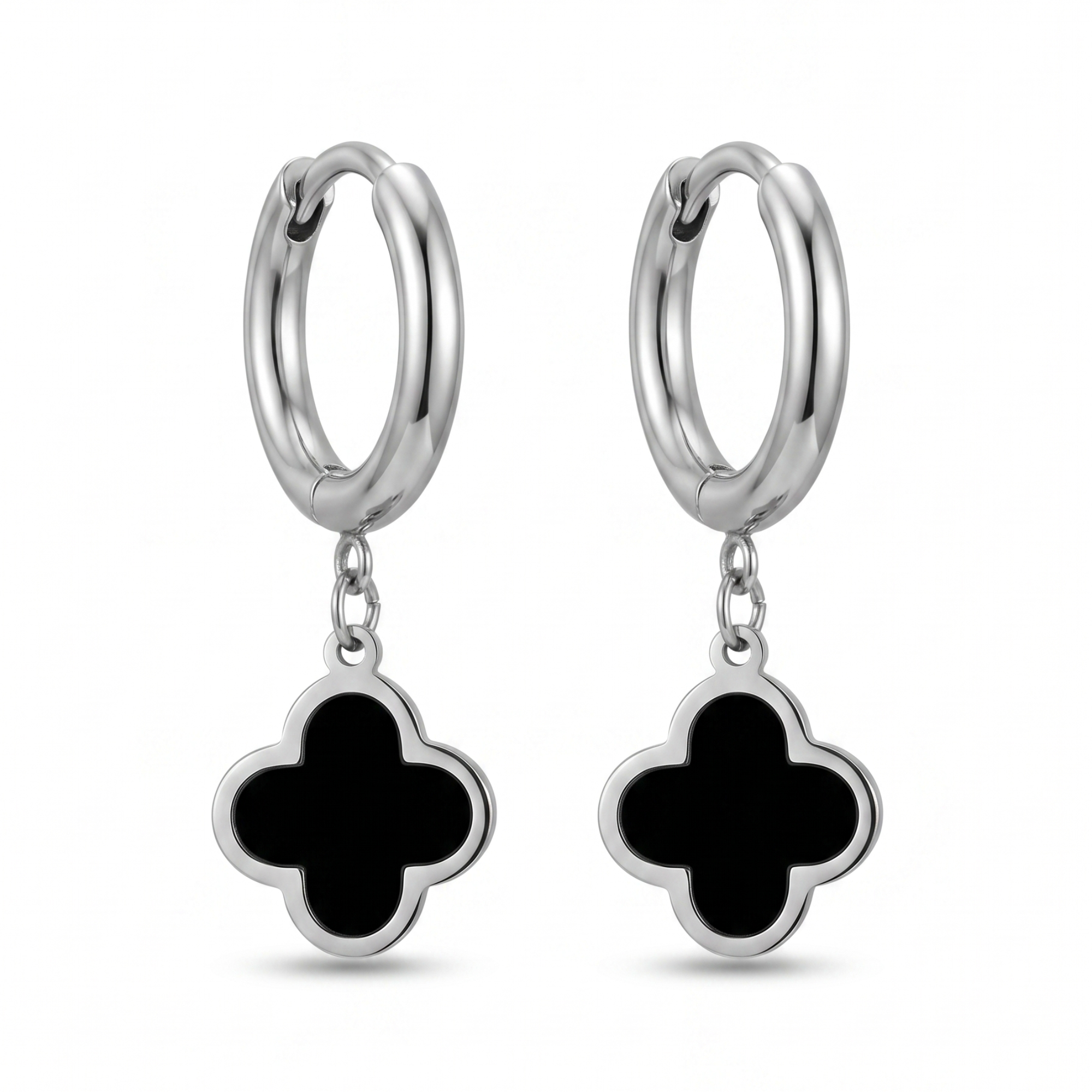 Pendientes de aro plateado estilo huggie con colgante de trébol negro de acero inoxidable con baño de oro de 18k PVD hechos en España.