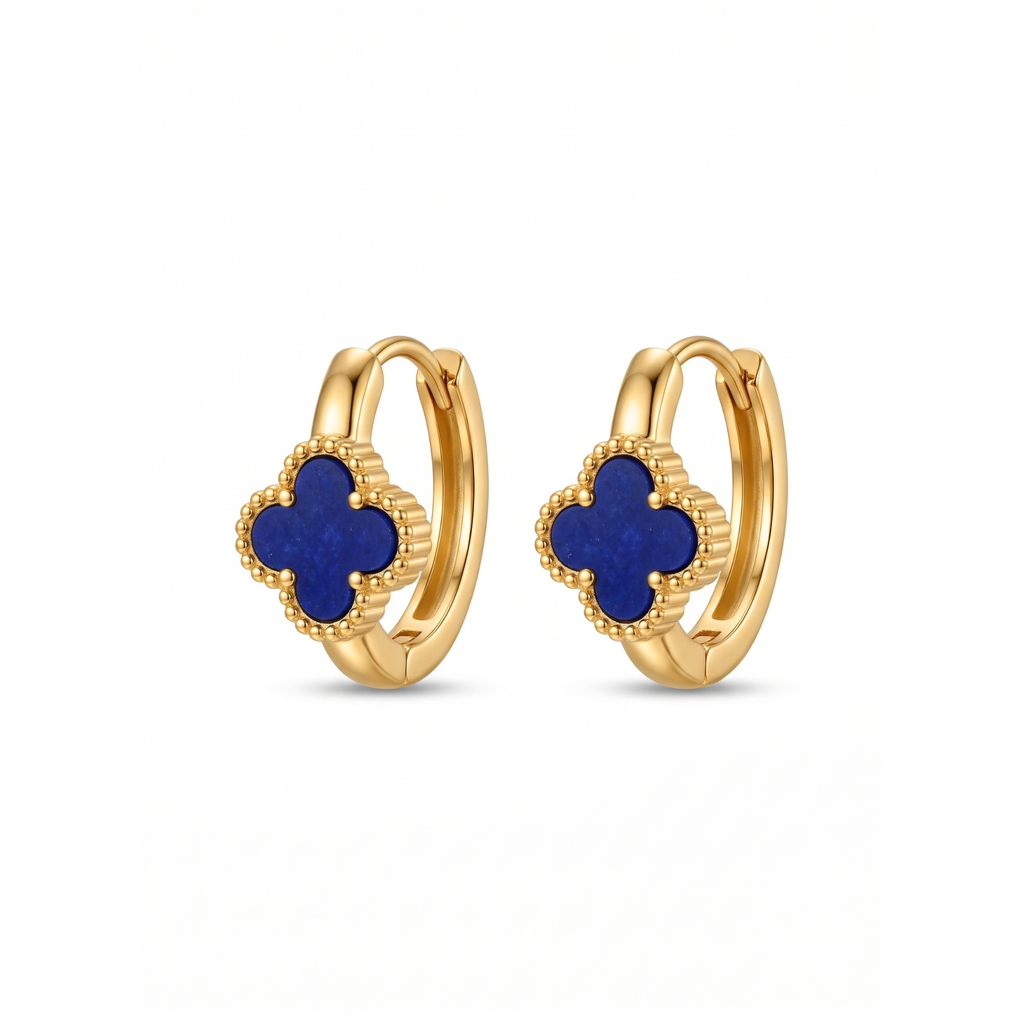 Pendientes de aro huggie en acero bañado en oro de 18K PVD con dije de trébol azul efecto lapislázuli, hechos en Egipto.
