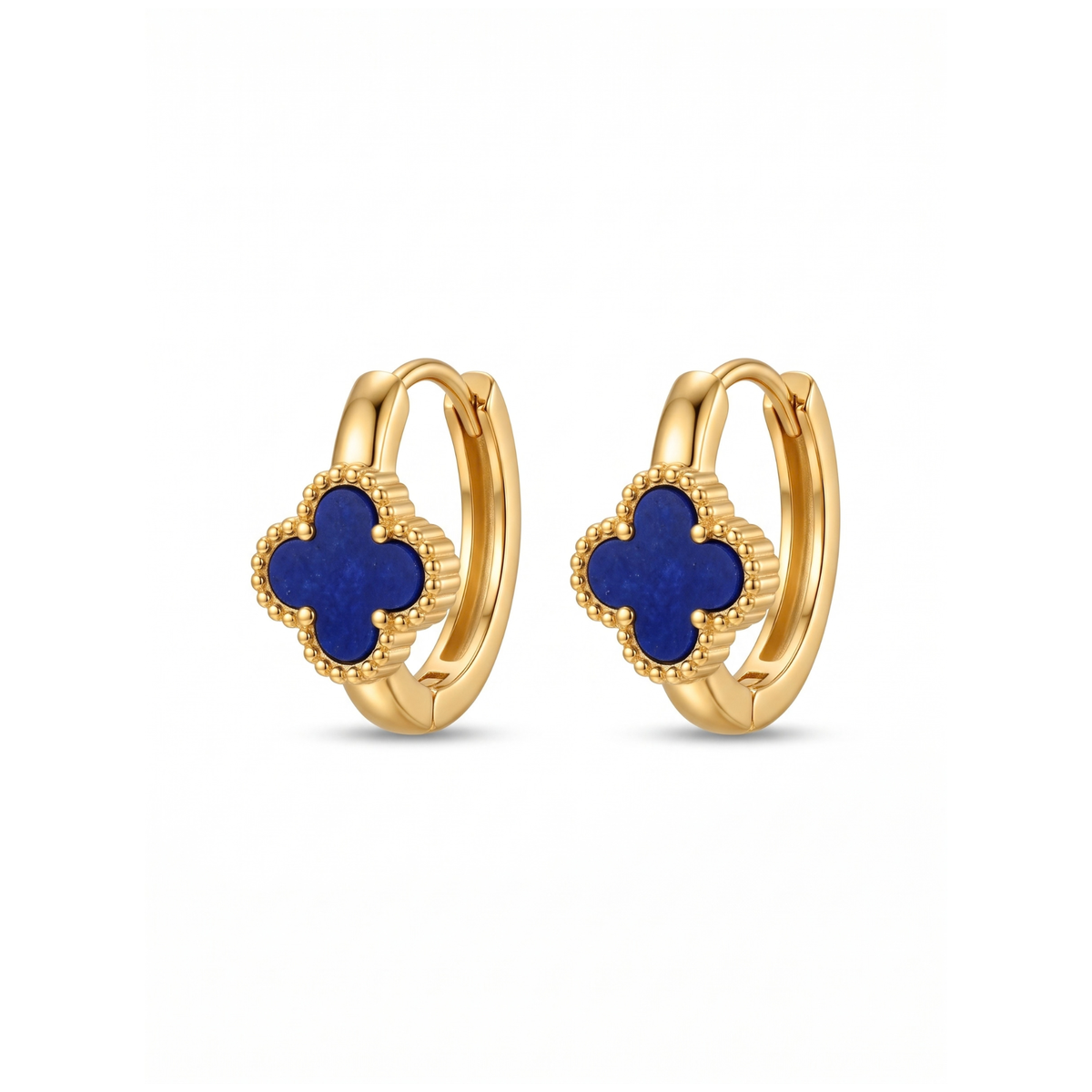 Pendientes de aro huggie en acero bañado en oro de 18K PVD con dije de trébol azul efecto lapislázuli, hechos en Egipto.