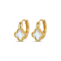 Pendientes de aro huggie en acero bañado en oro de 18K PVD con dije de trébol blanco efecto nácar, hechos en Egipto.
