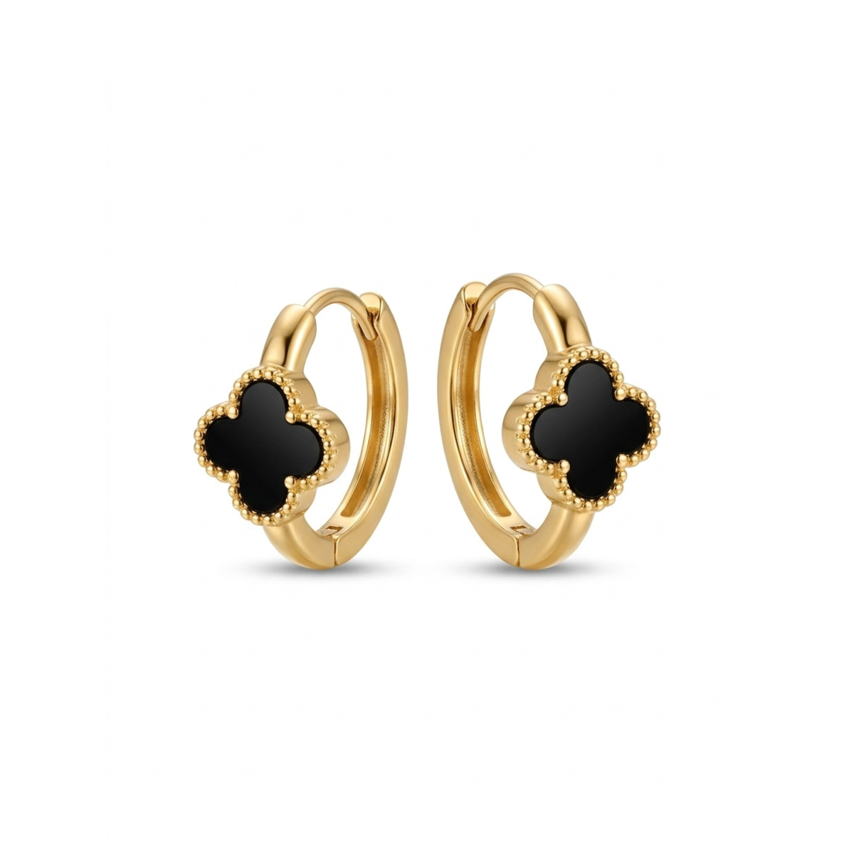 Pendientes de aro huggie en acero bañado en oro de 18K PVD con dije de trébol negro efecto ónix, hechos en Egipto.