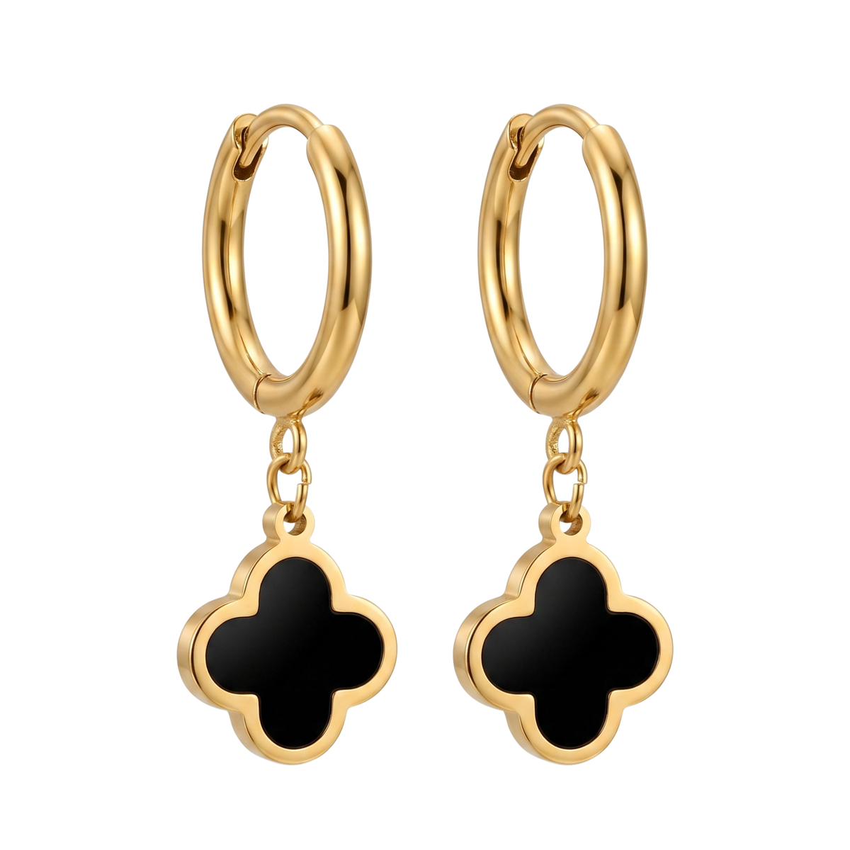 Pendientes de aro dorado estilo huggie con colgante de trébol negro de acero inoxidable con baño de oro de 18k PVD hechos en España.
