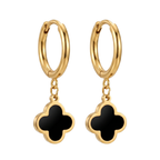 Pendientes de aro dorado estilo huggie con colgante de trébol negro de acero inoxidable con baño de oro de 18k PVD hechos en España.